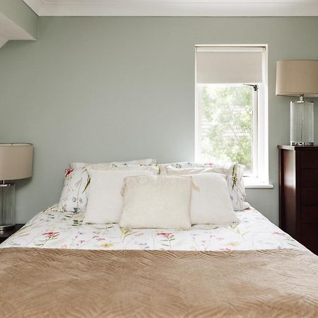 Beautiful Apartment In Guildford With Parking Send Buitenkant foto