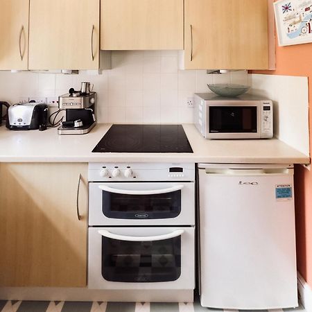 Beautiful Apartment In Guildford With Parking Send Buitenkant foto