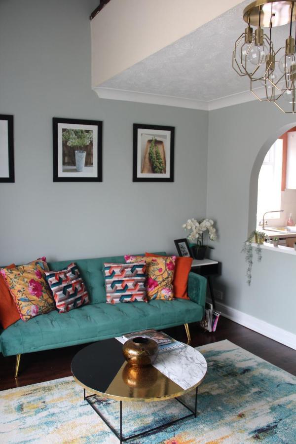Beautiful Apartment In Guildford With Parking Send Buitenkant foto