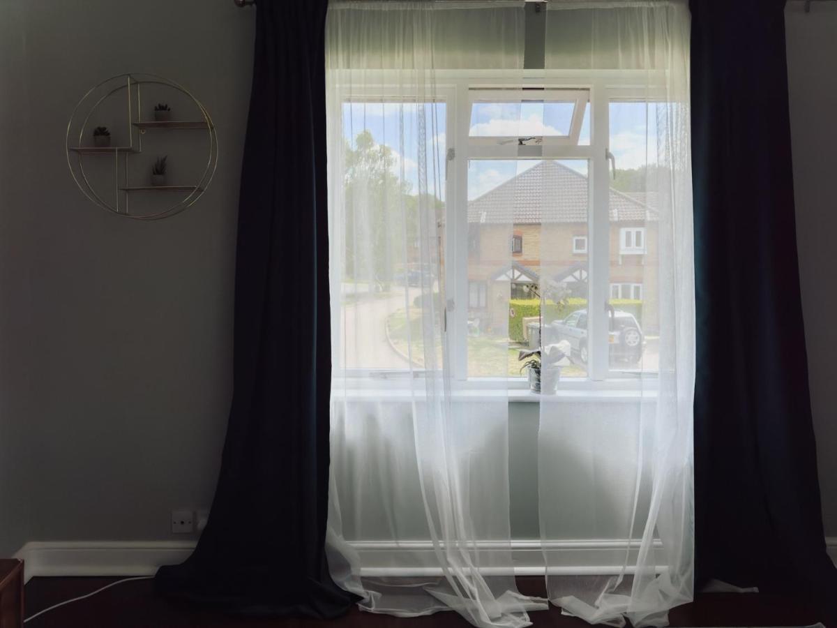 Beautiful Apartment In Guildford With Parking Send Buitenkant foto