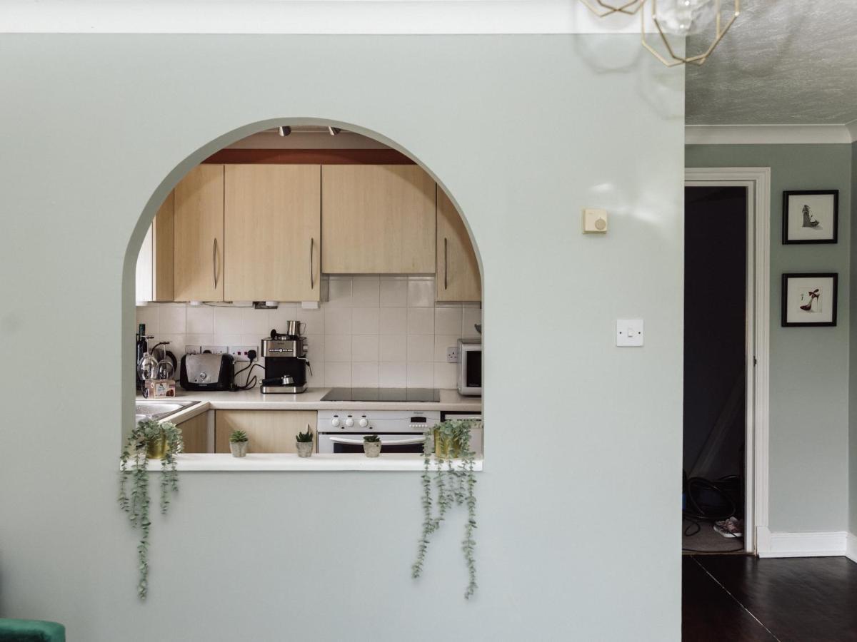 Beautiful Apartment In Guildford With Parking Send Buitenkant foto