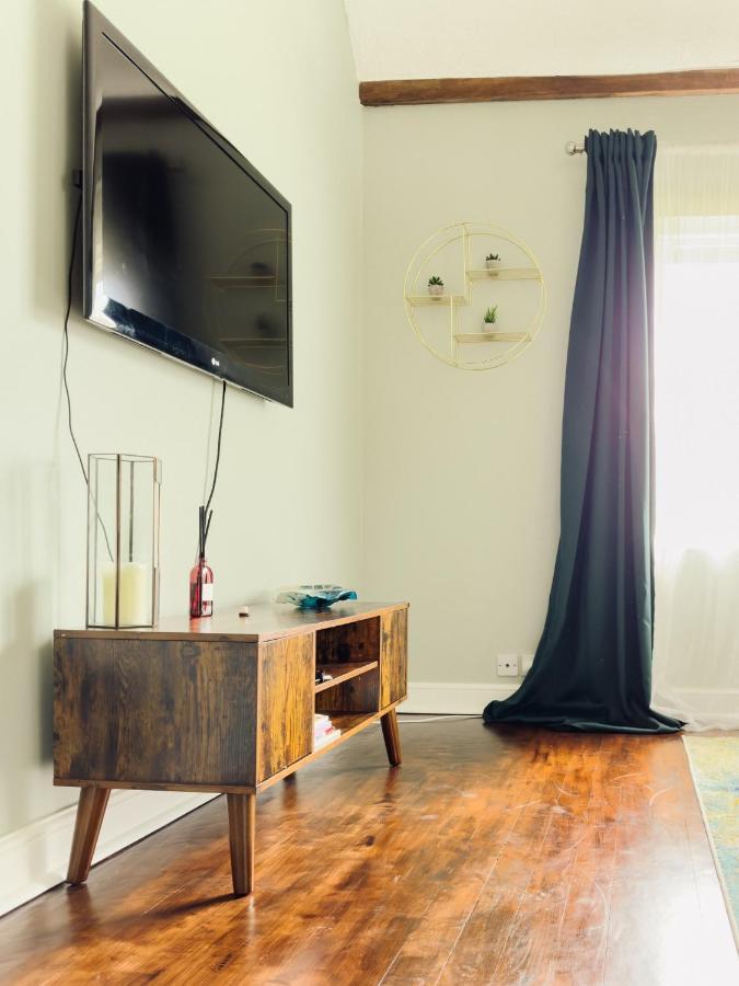 Beautiful Apartment In Guildford With Parking Send Buitenkant foto