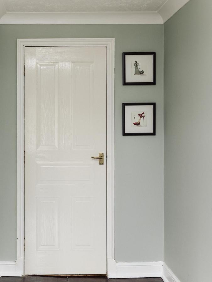 Beautiful Apartment In Guildford With Parking Send Buitenkant foto