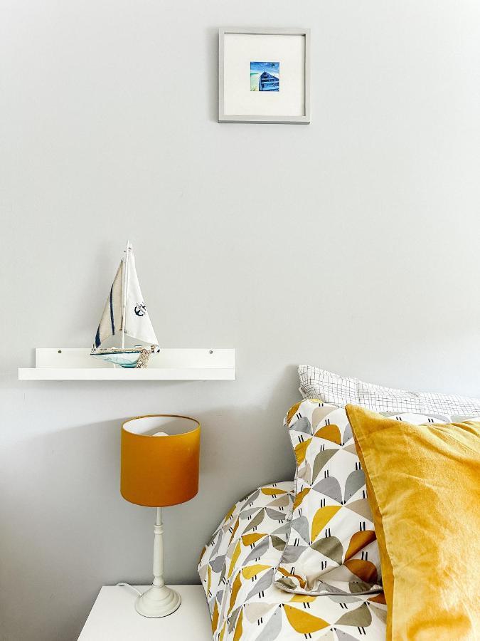 Beautiful Apartment In Guildford With Parking Send Buitenkant foto