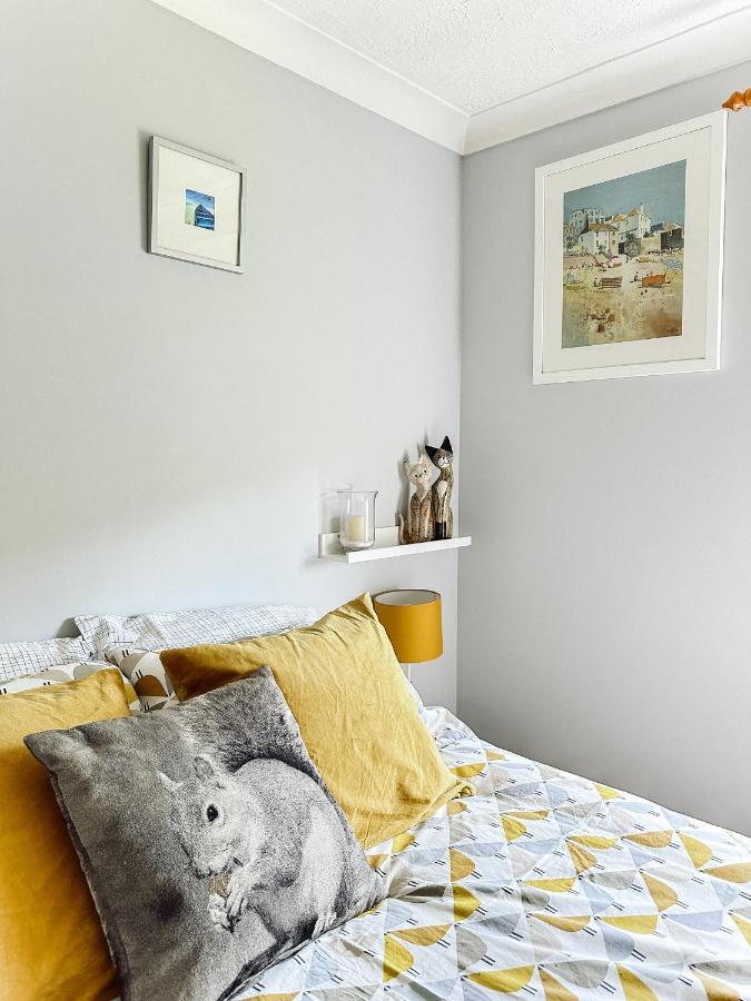 Beautiful Apartment In Guildford With Parking Send Buitenkant foto