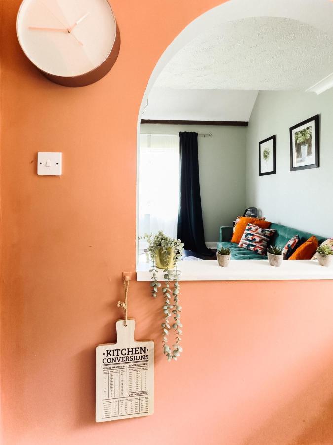 Beautiful Apartment In Guildford With Parking Send Buitenkant foto