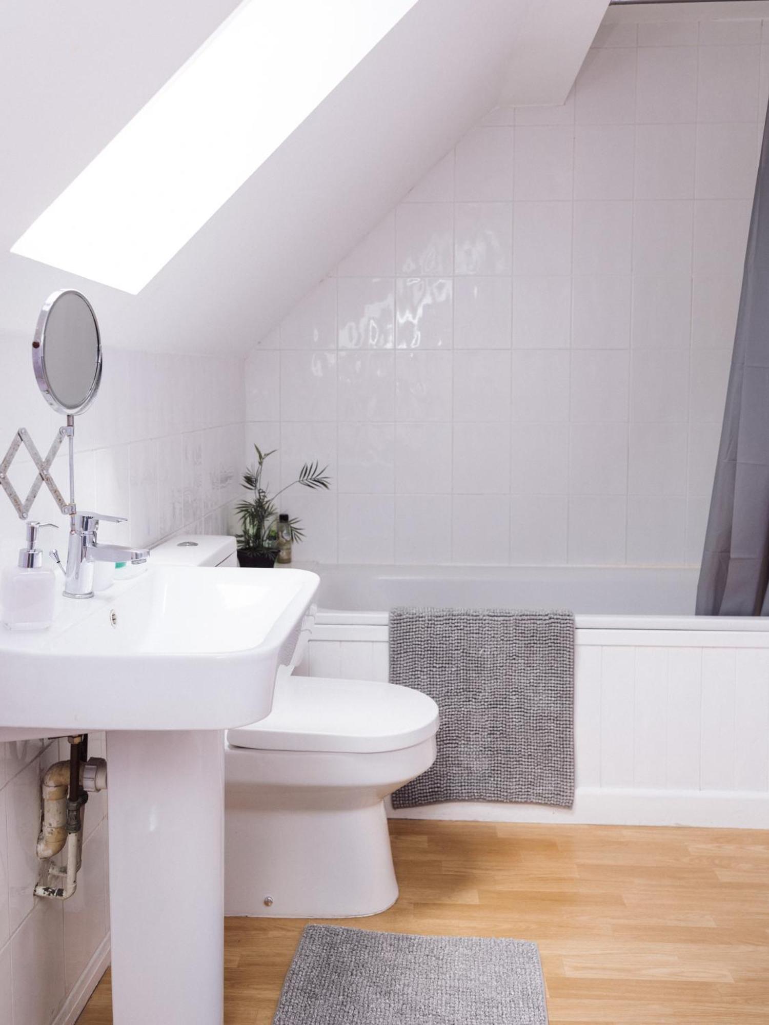Beautiful Apartment In Guildford With Parking Send Buitenkant foto