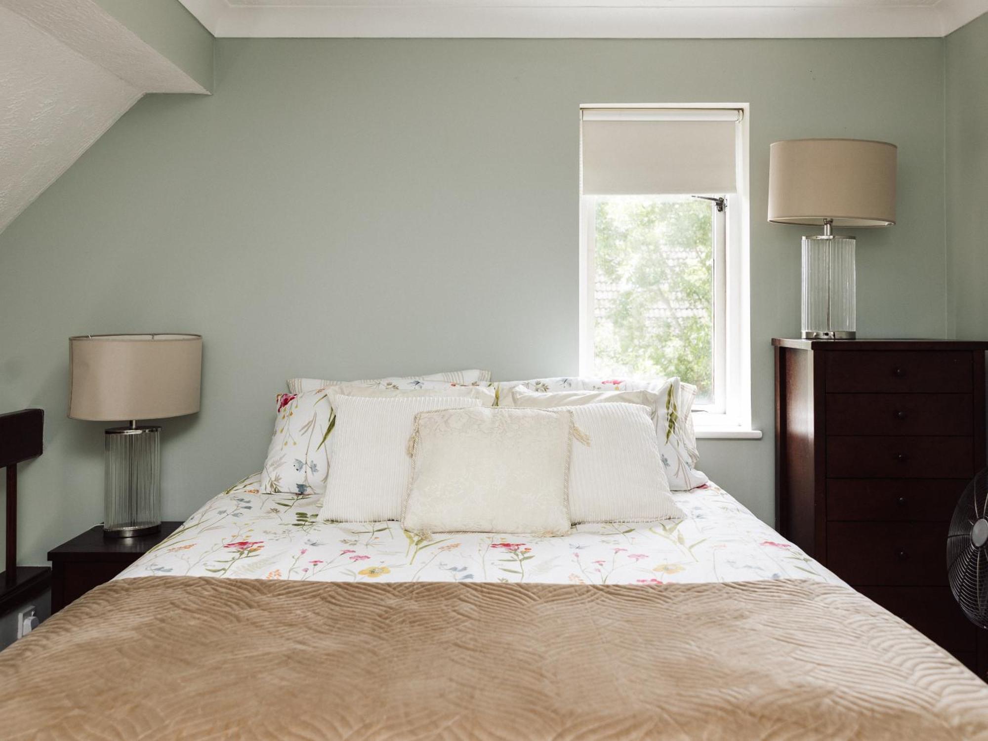 Beautiful Apartment In Guildford With Parking Send Buitenkant foto