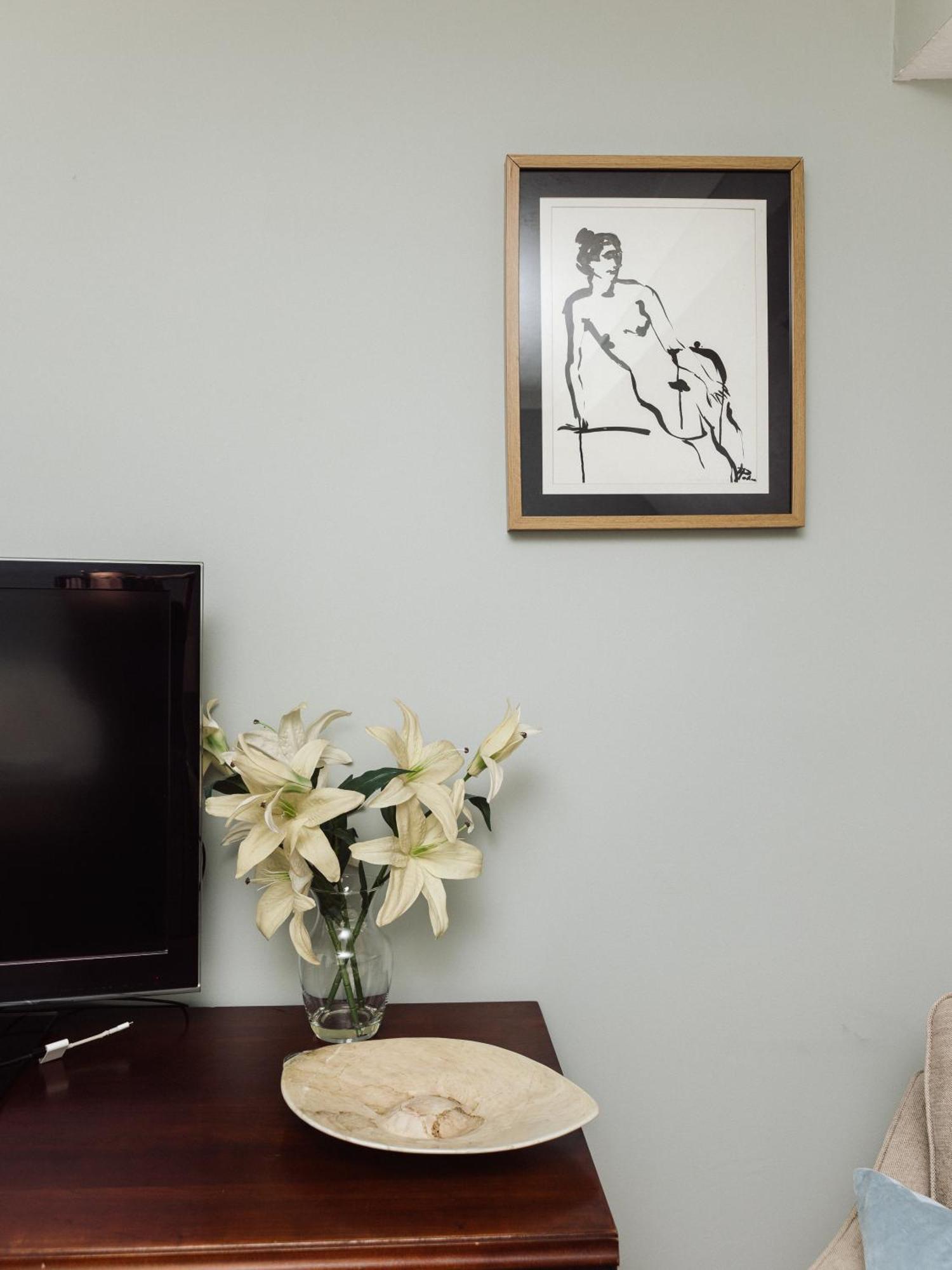 Beautiful Apartment In Guildford With Parking Send Buitenkant foto