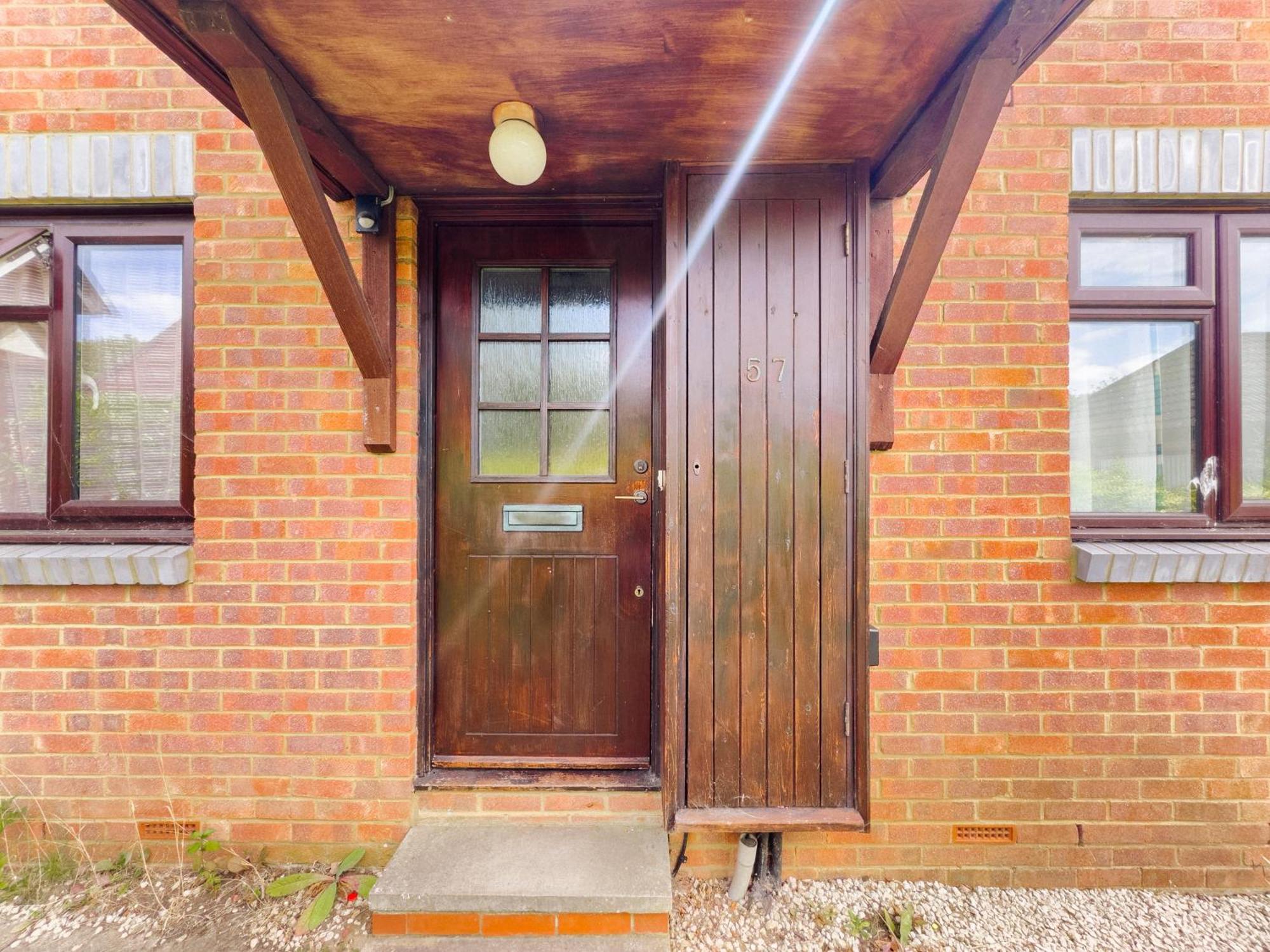 Beautiful Apartment In Guildford With Parking Send Buitenkant foto