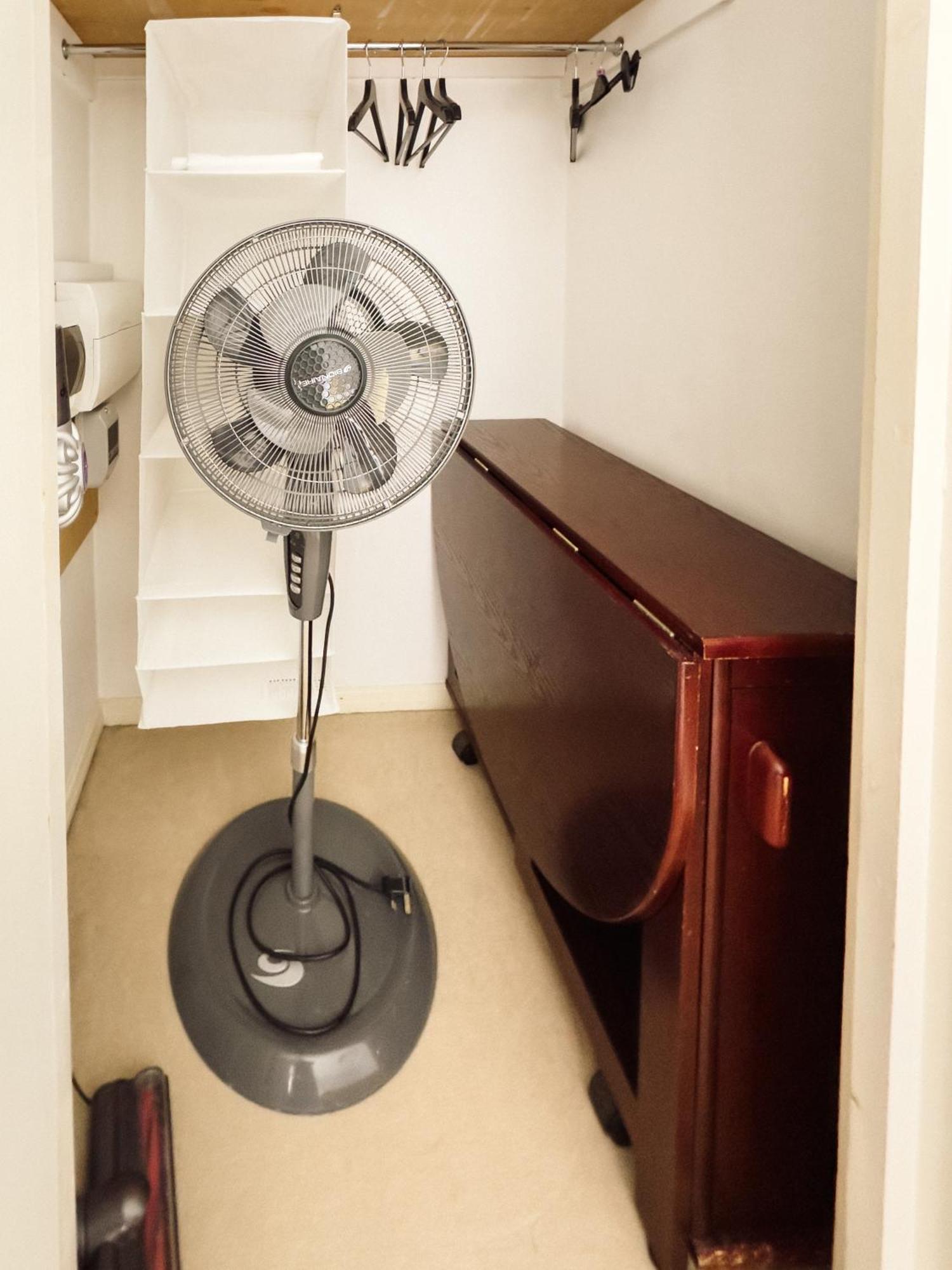 Beautiful Apartment In Guildford With Parking Send Buitenkant foto