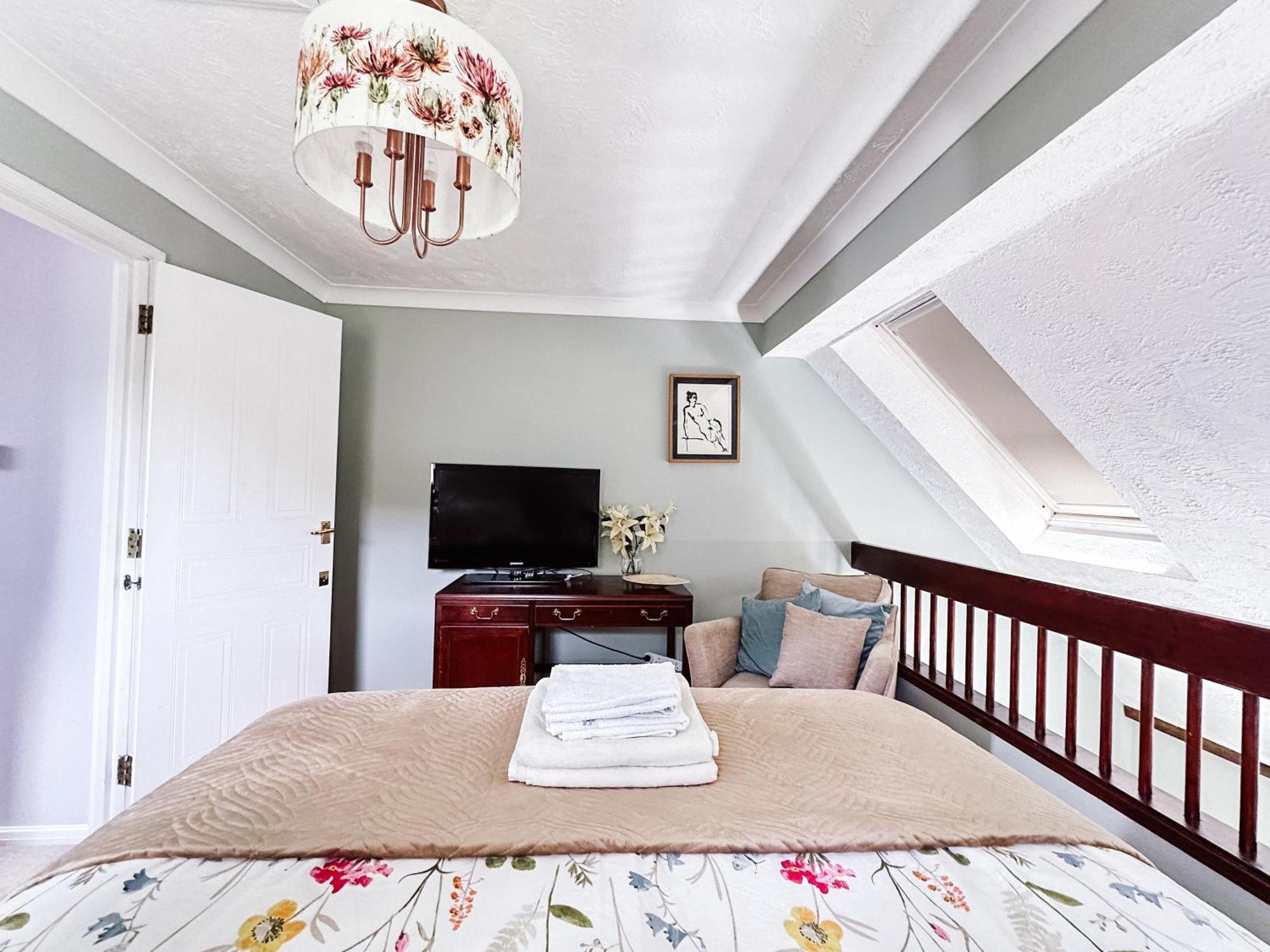Beautiful Apartment In Guildford With Parking Send Buitenkant foto