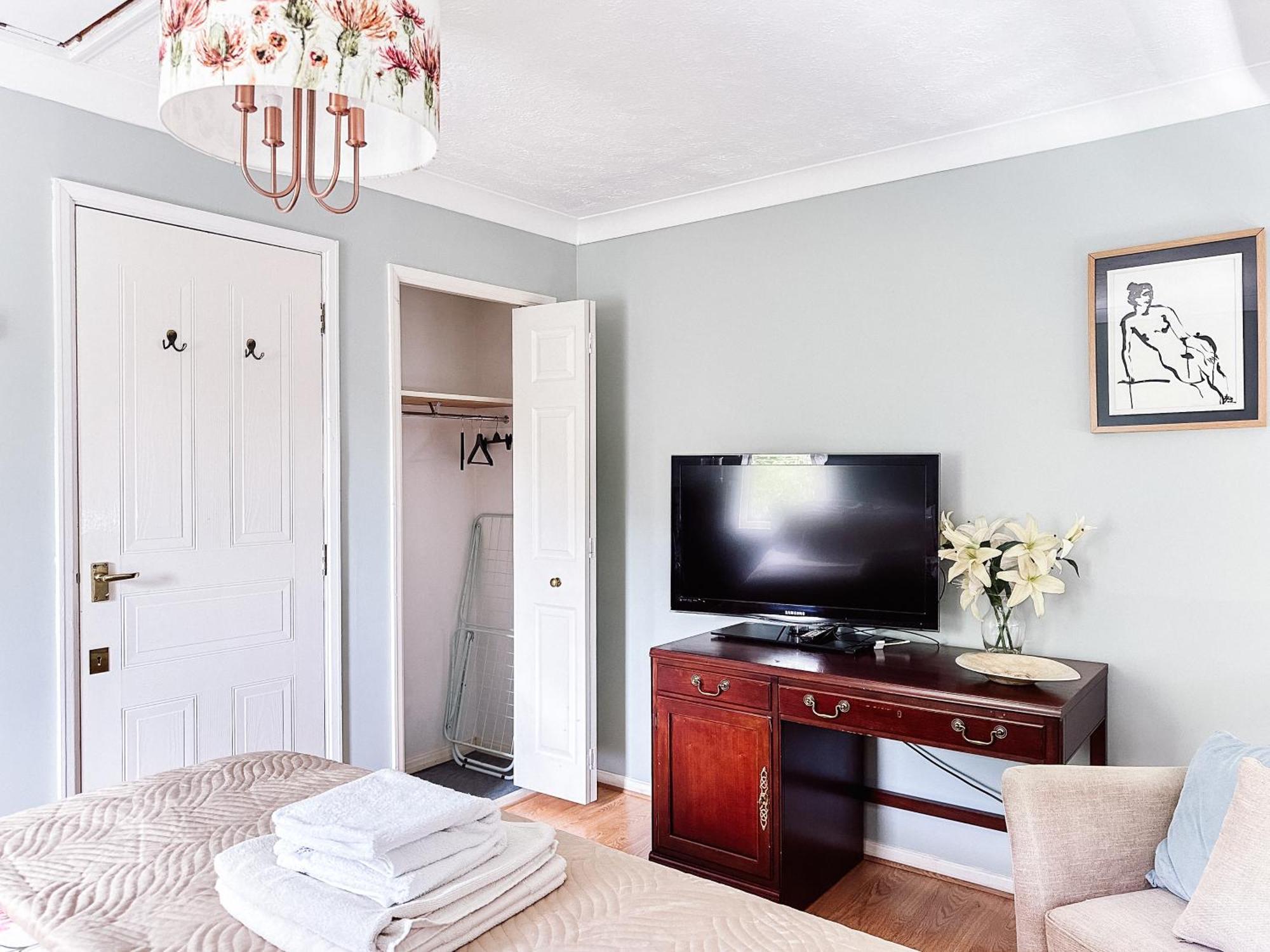 Beautiful Apartment In Guildford With Parking Send Buitenkant foto