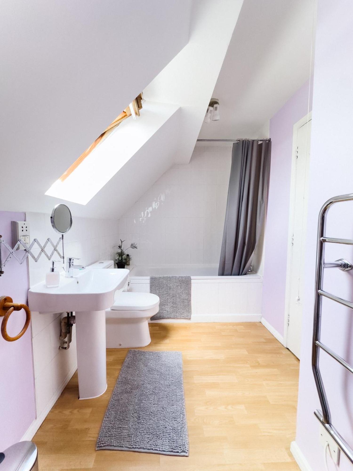 Beautiful Apartment In Guildford With Parking Send Buitenkant foto