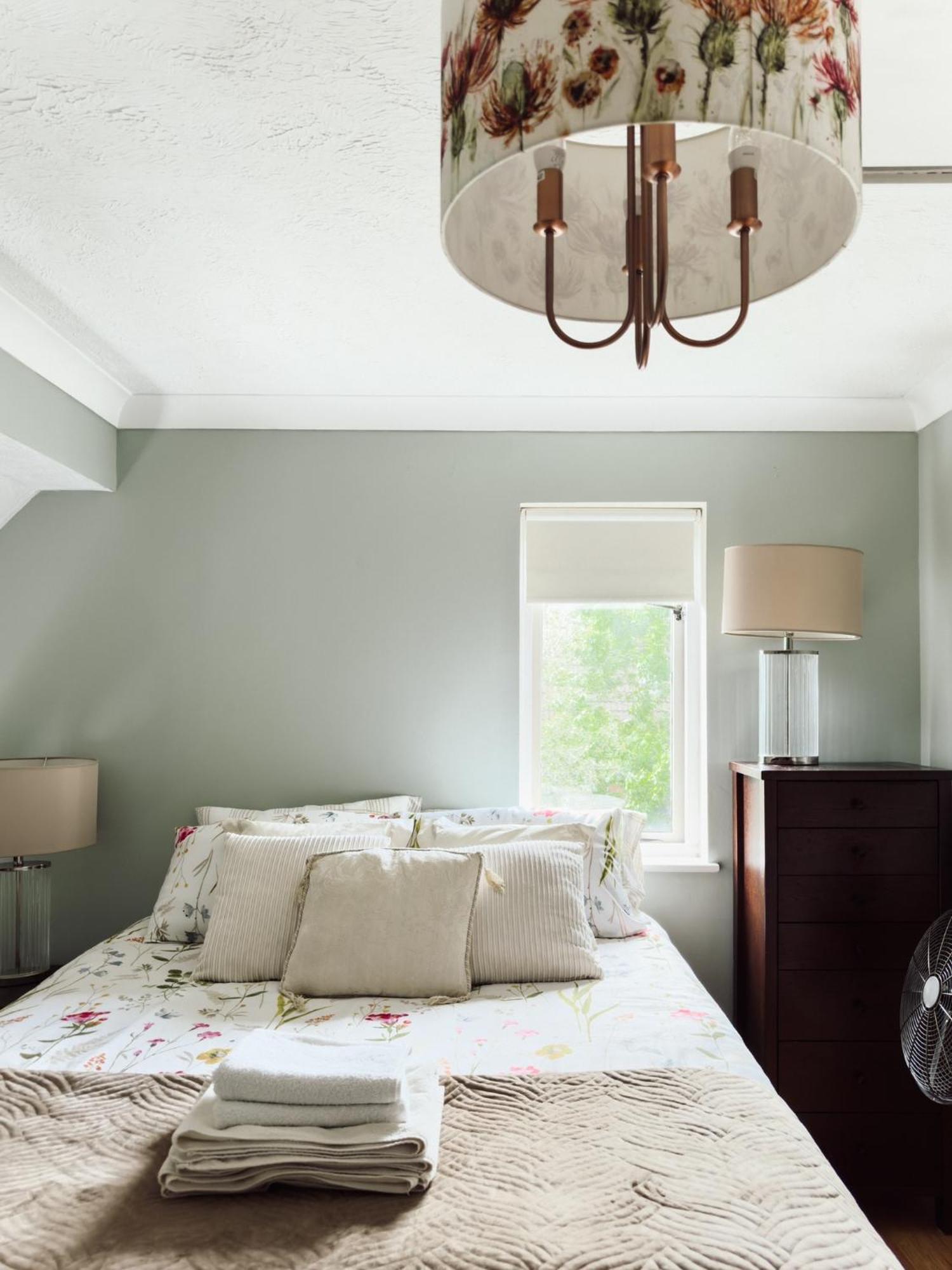 Beautiful Apartment In Guildford With Parking Send Buitenkant foto
