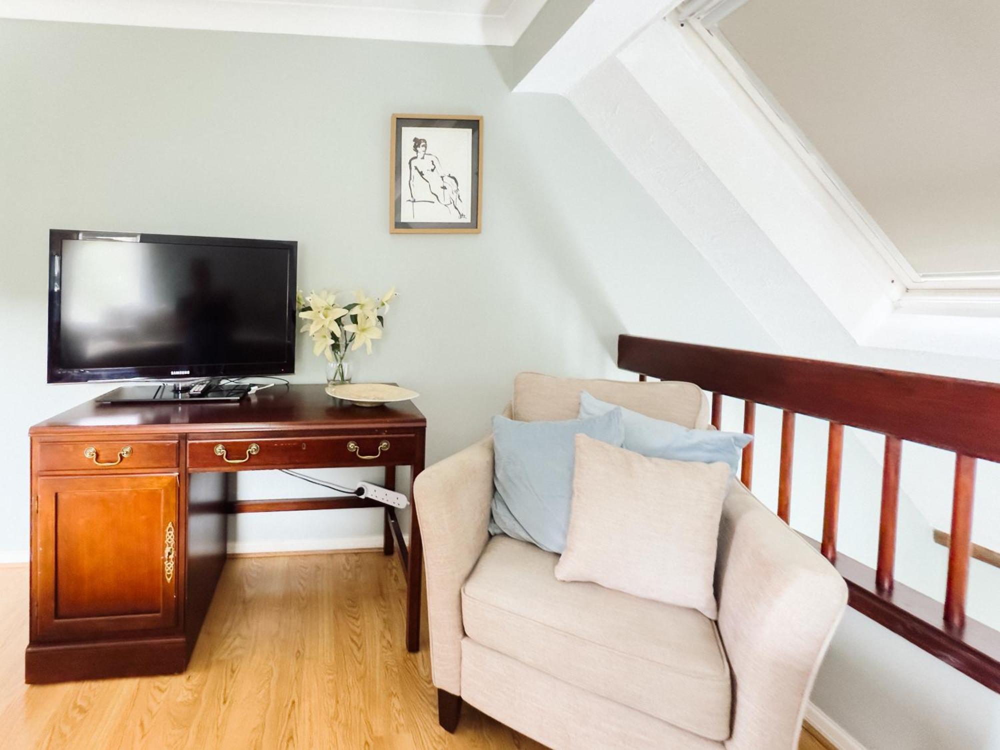 Beautiful Apartment In Guildford With Parking Send Buitenkant foto