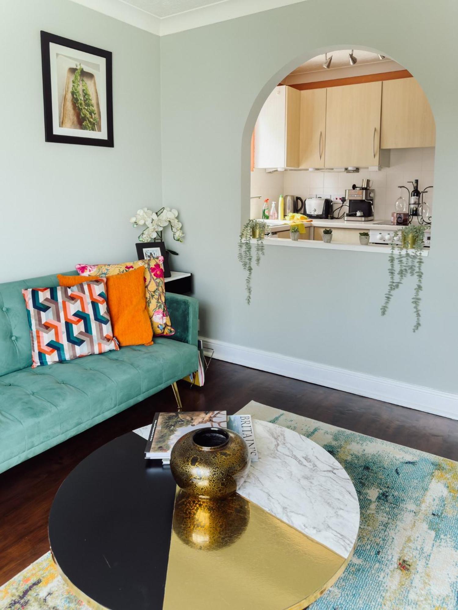 Beautiful Apartment In Guildford With Parking Send Buitenkant foto