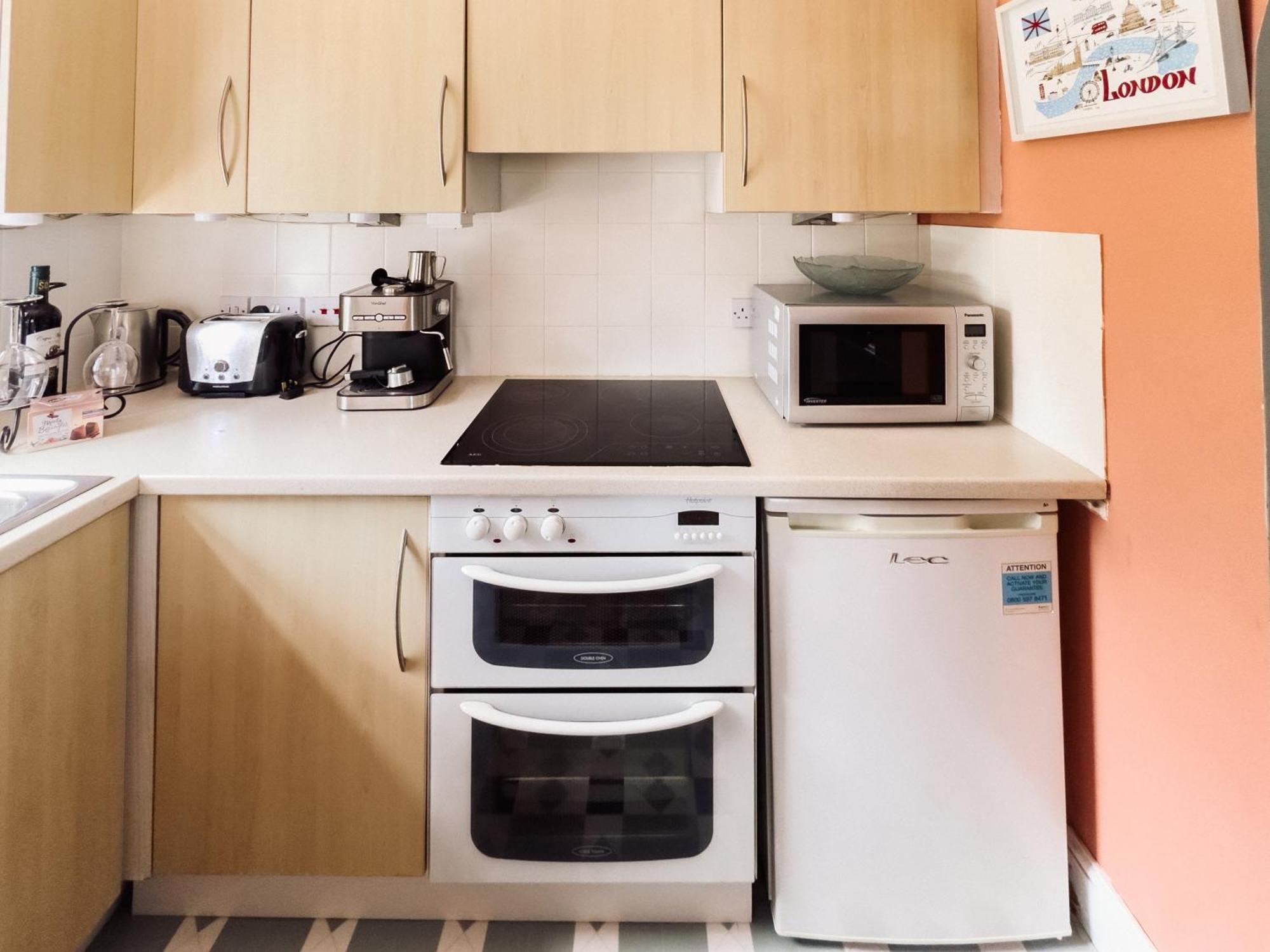Beautiful Apartment In Guildford With Parking Send Buitenkant foto
