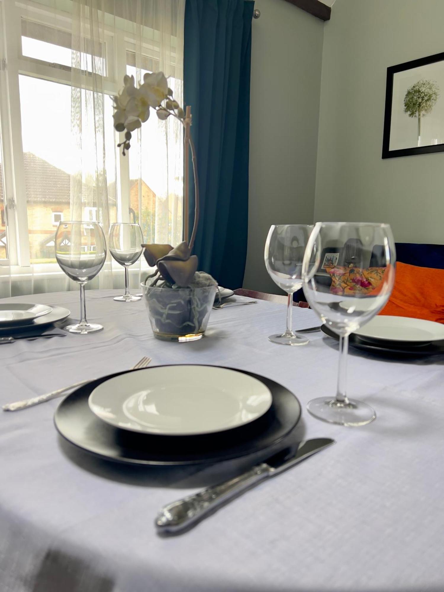 Beautiful Apartment In Guildford With Parking Send Buitenkant foto