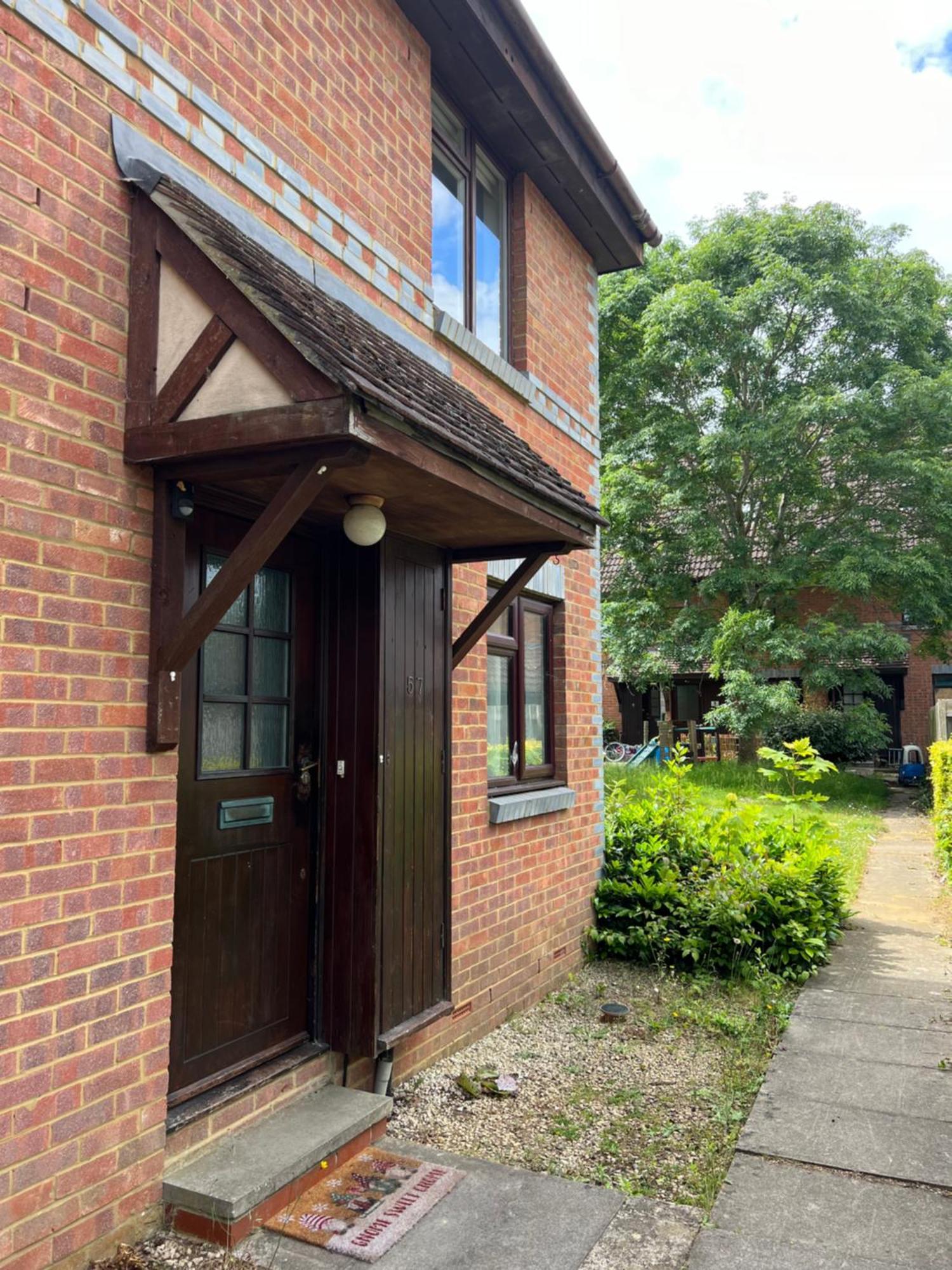 Beautiful Apartment In Guildford With Parking Send Buitenkant foto